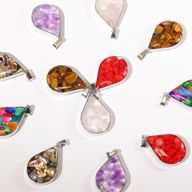 Tropfenförmige Anhänger mit Stahlfassung - 12 assortierte Edelsteinchips und Muscheln