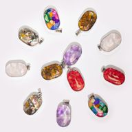 Ovalanhänger mit Stahlgehäuse - 12 assortierte Edelsteinchips und Muscheln