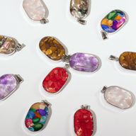 Ovalanhänger mit Stahlgehäuse - 12 assortierte Edelsteinchips und Muscheln