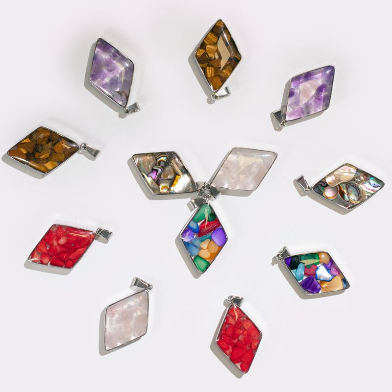 Diamanten im Stahlgehäuse – 12 sortierte Edelsteinchips & Muscheln
