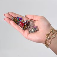 Diamanten im Stahlgehäuse – 12 sortierte Edelsteinchips & Muscheln