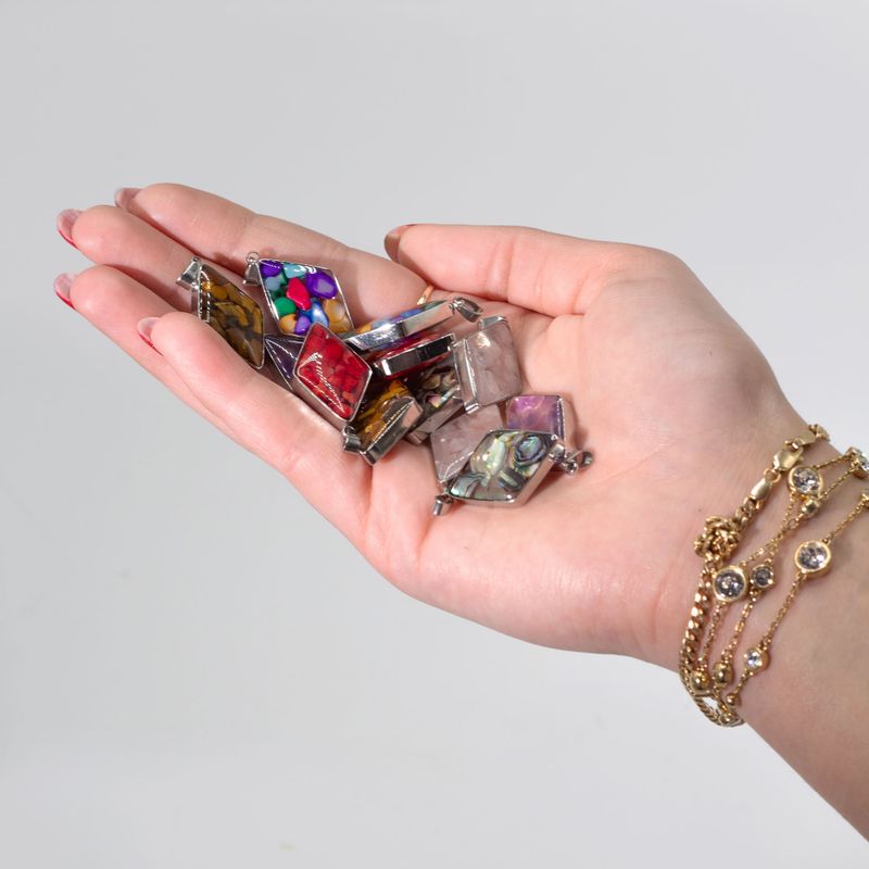 Diamanten im Stahlgehäuse – 12 sortierte Edelsteinchips & Muscheln