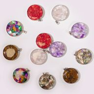 Runder Anhänger mit Stahlgehäuse - 12 assortierte Edelsteinchips und Muscheln