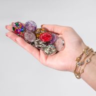 Runder Anhänger mit Stahlgehäuse - 12 assortierte Edelsteinchips und Muscheln