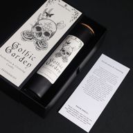 Gotischer Garten Ritualzauberkarte neben der Kerze