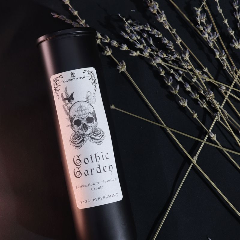 Nahaufnahme des Gothic Garden-Kerzenetiketts mit einem Schädel, Rosen und Schmetterlingen.