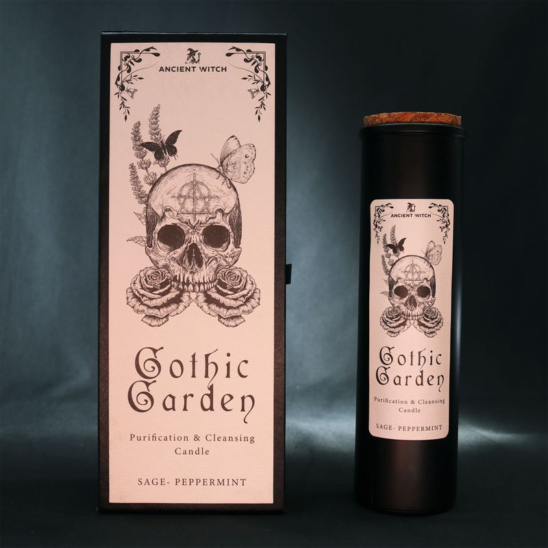 Gothic Garden Ritualkerze, die mit ihrer illustrierten Verpackung ausgestellt wird.
