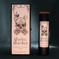Gothic Garden Ritualkerze, die mit ihrer illustrierten Verpackung ausgestellt wird.