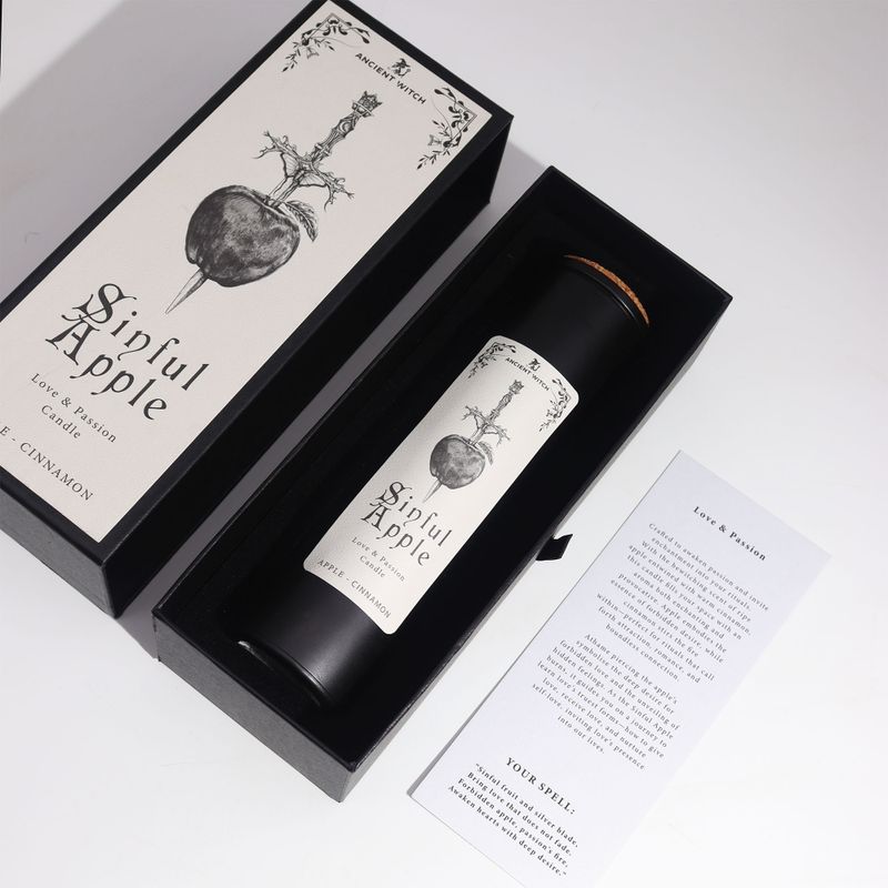 Sinful Apple schwarze Kerze mit Korkdeckel in ihrer Geschenkbox