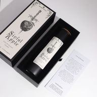 Sinful Apple schwarze Kerze mit Korkdeckel in ihrer Geschenkbox