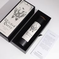 Hexenkönigin schwarze Kerze mit Korkdeckel in ihrer Geschenkbox