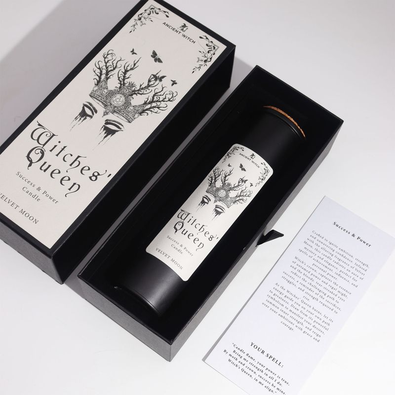 Hexenkönigin schwarze Kerze mit Korkdeckel in ihrer Geschenkbox