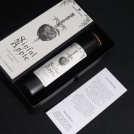 Sündiger Apfel-Ritualzauberkarte neben der Kerze