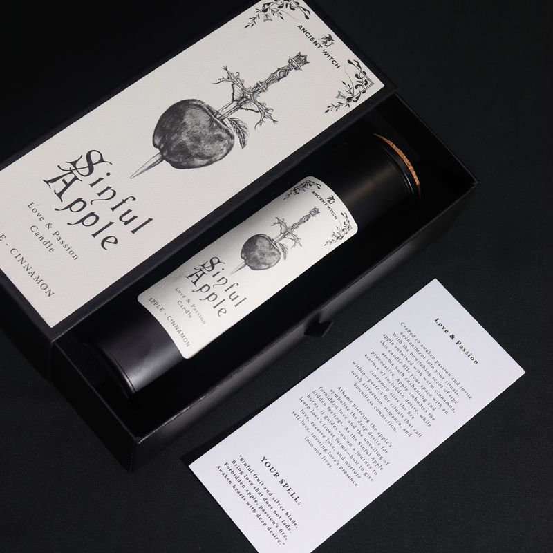 Sündiger Apfel-Ritualzauberkarte neben der Kerze