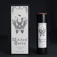Hexenkönigin-Rritualkerze und Geschenkbox mit gekrönter Motte auf einem schwarzen Hintergrund