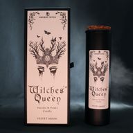 Witches’ Queen Ritualkerze, zusammen mit ihrer illustrierten Verpackung ausgestellt
