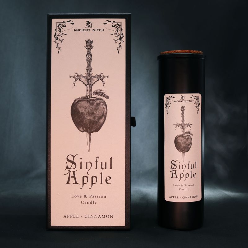 Sinful Apple Ritualkerze, die mit ihrer bebilderten Verpackung präsentiert wird.