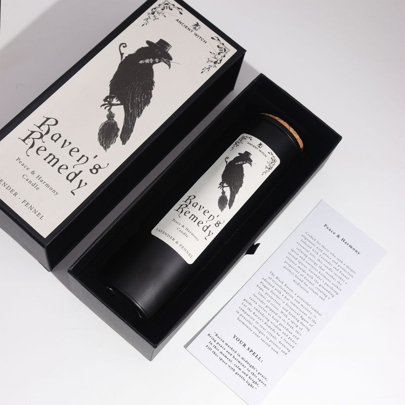 Raven's Remedy schwarze Kerze mit Korkdeckel in ihrer Geschenkbox