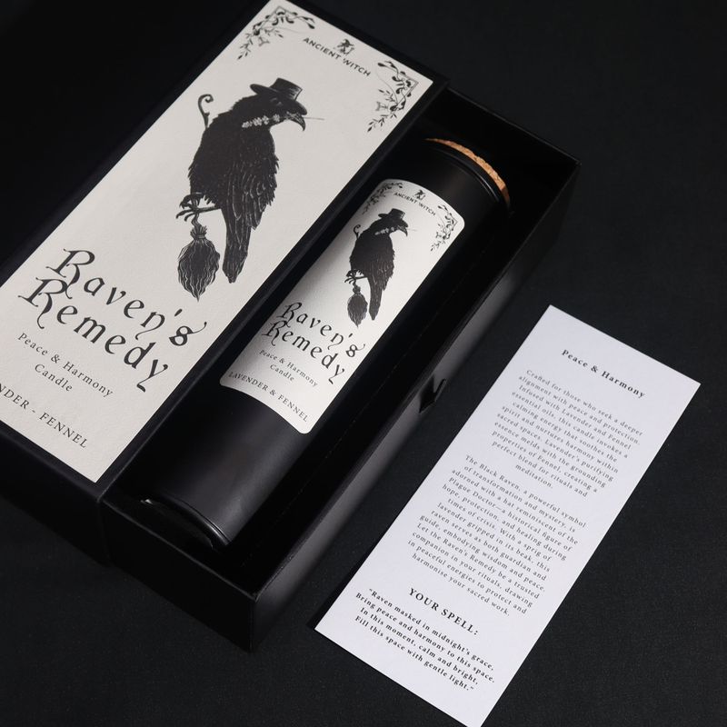 Raven's Remedy Ritualzauberkarte neben der Kerze