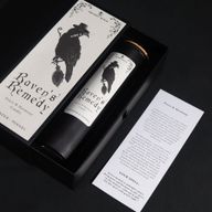 Raven's Remedy Ritualzauberkarte neben der Kerze