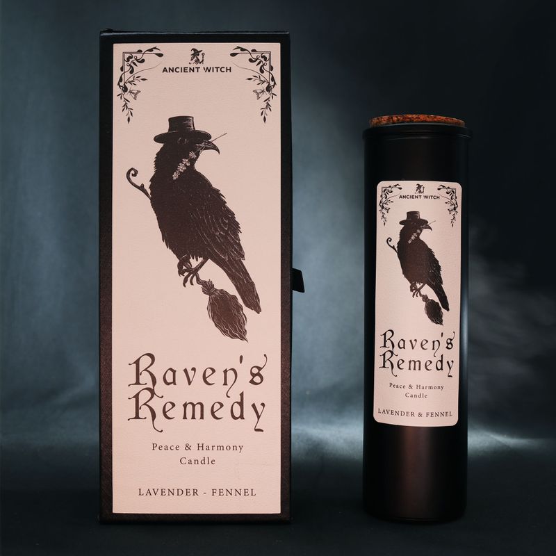 Raven's Remedy-Ritualkerze, die zusammen mit ihrer illustrierten Verpackung präsentiert wird.