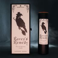 Raven's Remedy-Ritualkerze, die zusammen mit ihrer illustrierten Verpackung präsentiert wird.