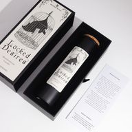 Verschlossene Gelüste: schwarze Kerze mit Korkdeckel in der Geschenkbox
