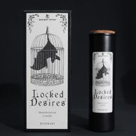 Gesperrte Sehnsüchte Ritualkerze und Geschenkbox mit einer eingesperrten Fledermaus vor schwarzem Hintergrund