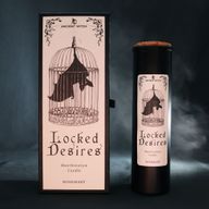 Locked Desires Ritualkerze, die mit ihrer bebilderten Verpackung ausgestellt ist.