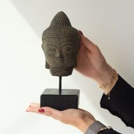 Stillness Buddhakopf auf Ständer - Grau