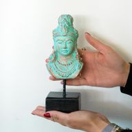 Glückliche Java-Prinzessin auf Ständer - Grünes Kupfer
