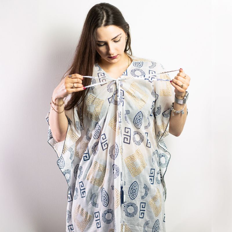 Nomad Sari On the Med Kollektion - Kaftan - Griechisches Motiv in Gold und Blau – handbemalt