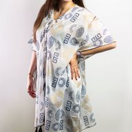 Nomad Sari On the Med Kollektion - Kaftan - Griechisches Motiv in Gold und Blau – handbemalt