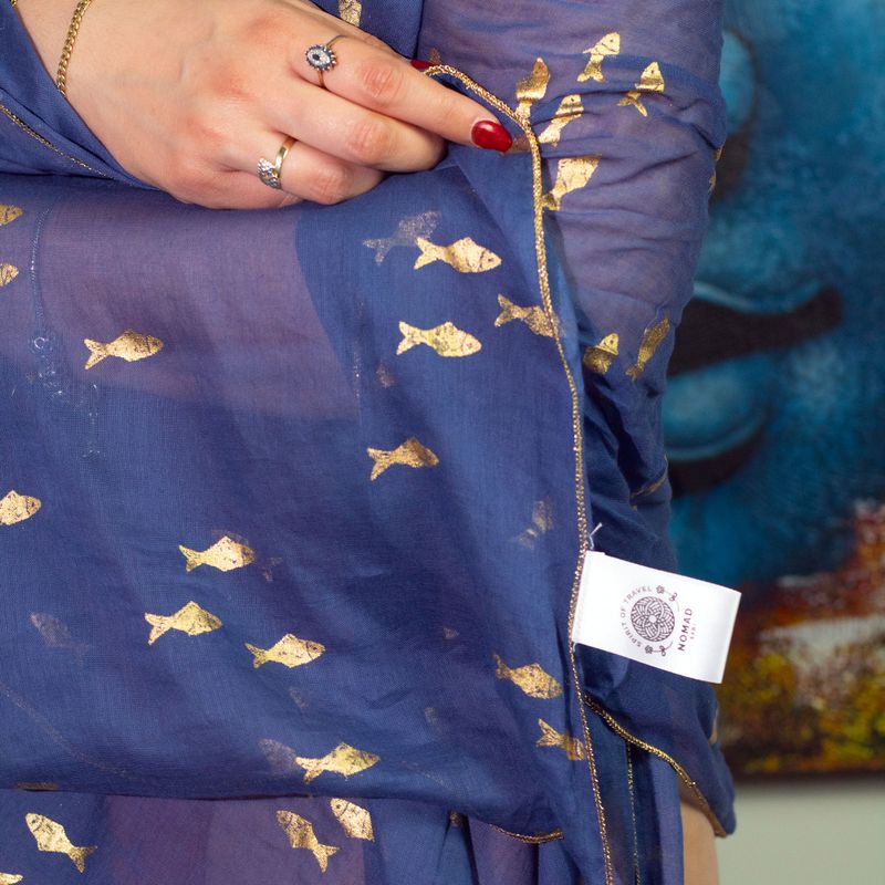 Nomad Sari On the Med Kollektion - Pario -Seeblaues und goldenes Fisch-Design