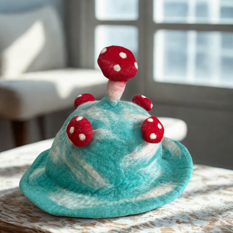 Filzhut mit Pilzmotiv - Lost in a Sky Blue
