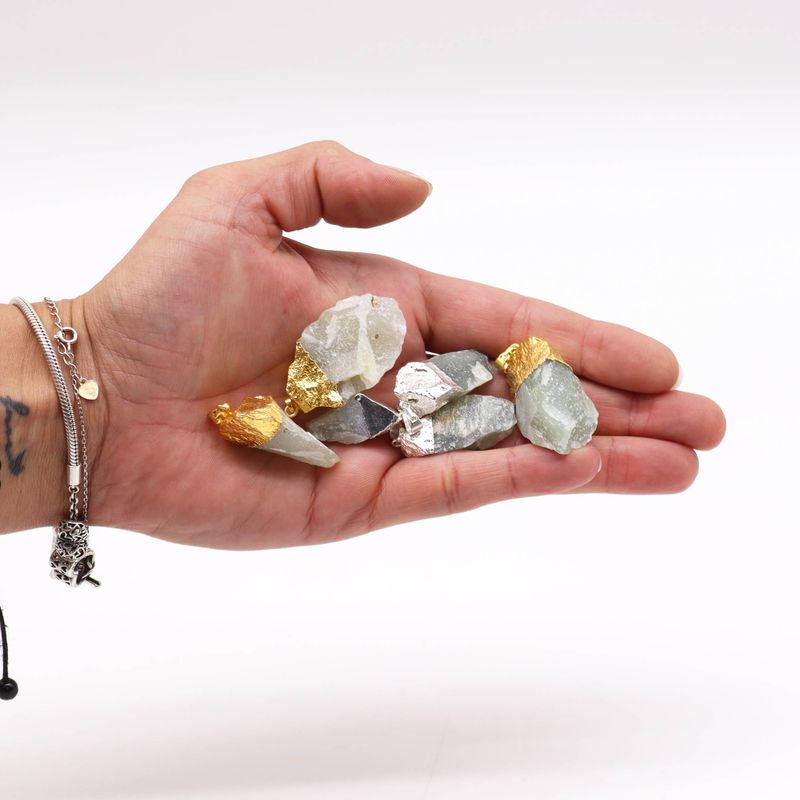 Edelsteinanhänger aus indischer Jade, vergoldet und versilbert (6 sortiert)