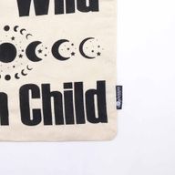 Ikonische Basic-Tragetasche – Stay Wild, Moon Child – (40 x 36 cm) – Natur 4 oz