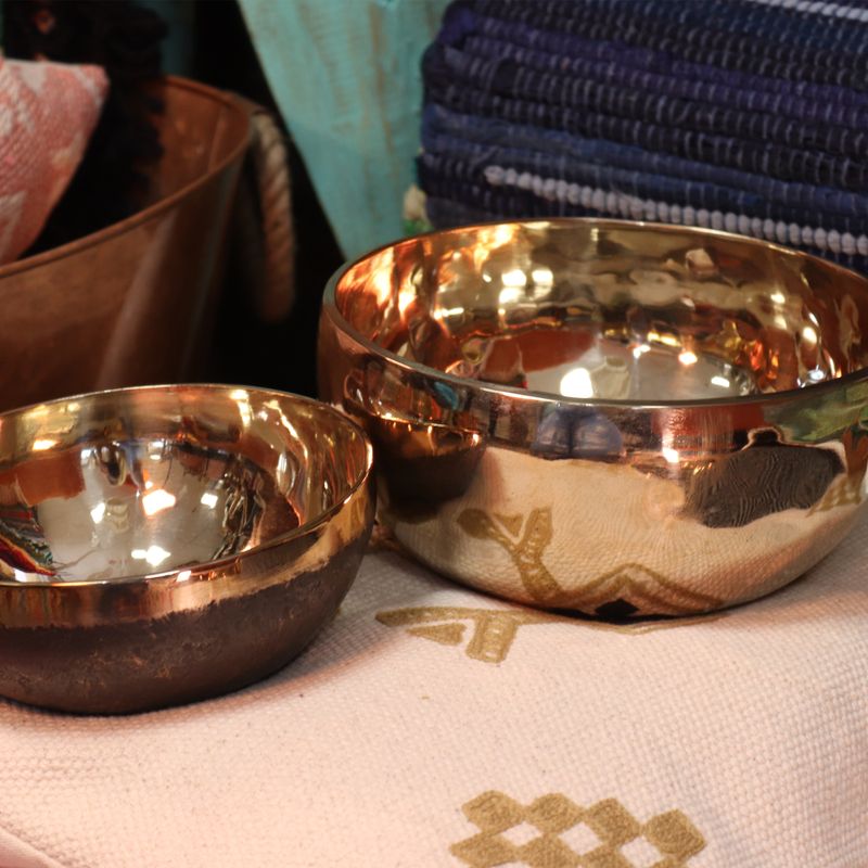 Kleine, glänzende, handgefertigte Klangschale aus Glockenmetall (ca. 550 g) – 13 cm