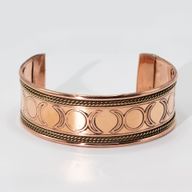 Kupferne breite Armbänder mit Messingdekor (sortiert)