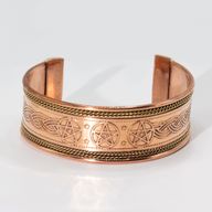 Kupferne breite Armbänder mit Messingdekor (sortiert)