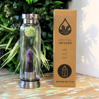 Glasflasche mit Kristallinfusion