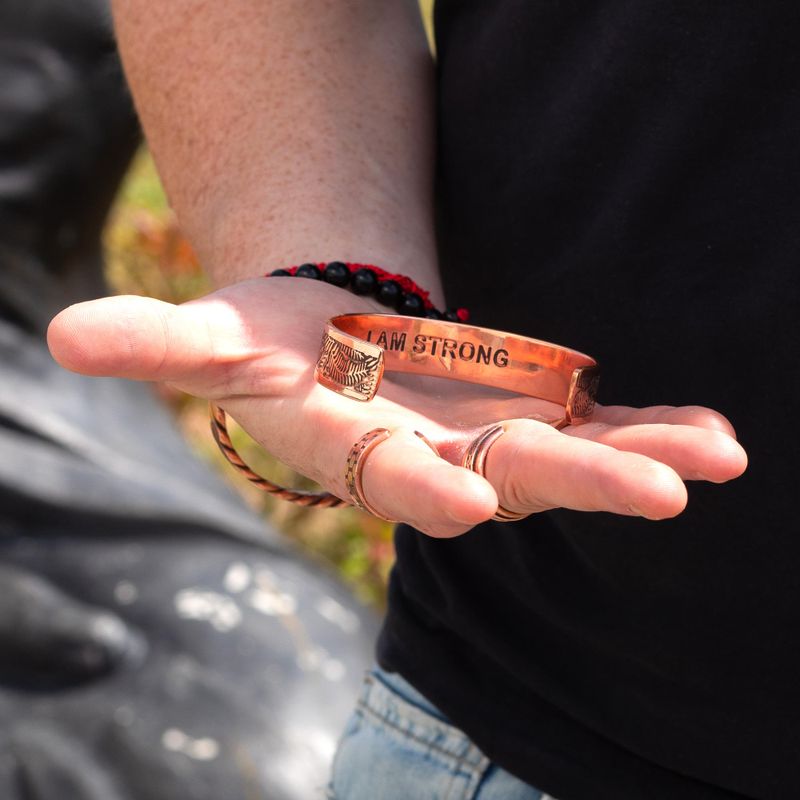 Massive Kupferarmbänder mit Affirmationsgravuren (sortiert)