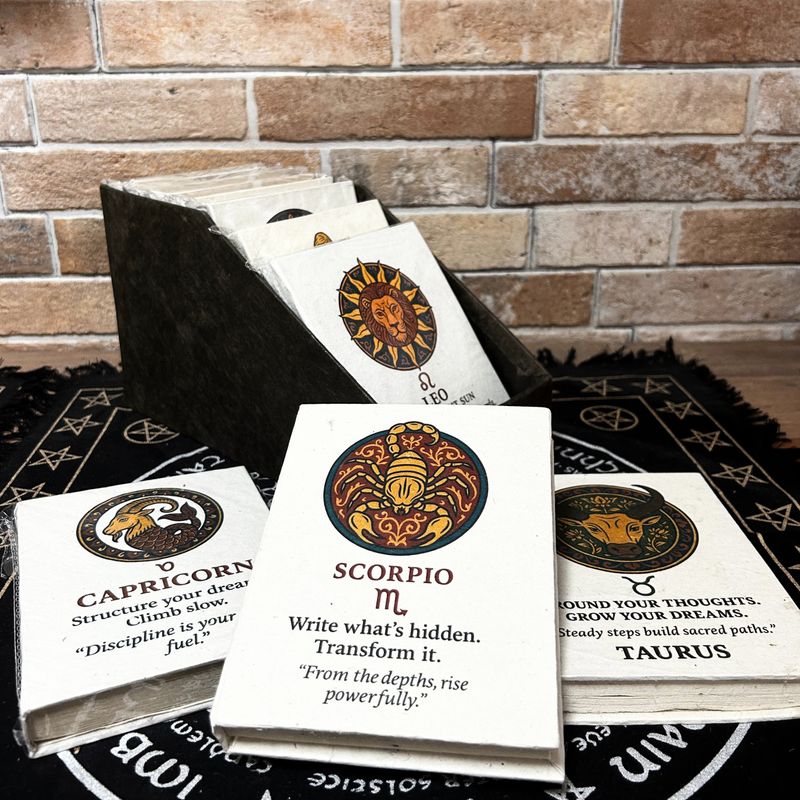 Notizbücher im Med-Tibet-Stil mit Sternzeichen – (12 x 8 cm) – 40 Blätter (12 x verschiedene Designs) – in einer Vitrine