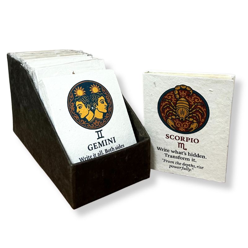 Notizbücher im Med-Tibet-Stil mit Sternzeichen – (12 x 8 cm) – 40 Blätter (12 x verschiedene Designs) – in einer Vitrine