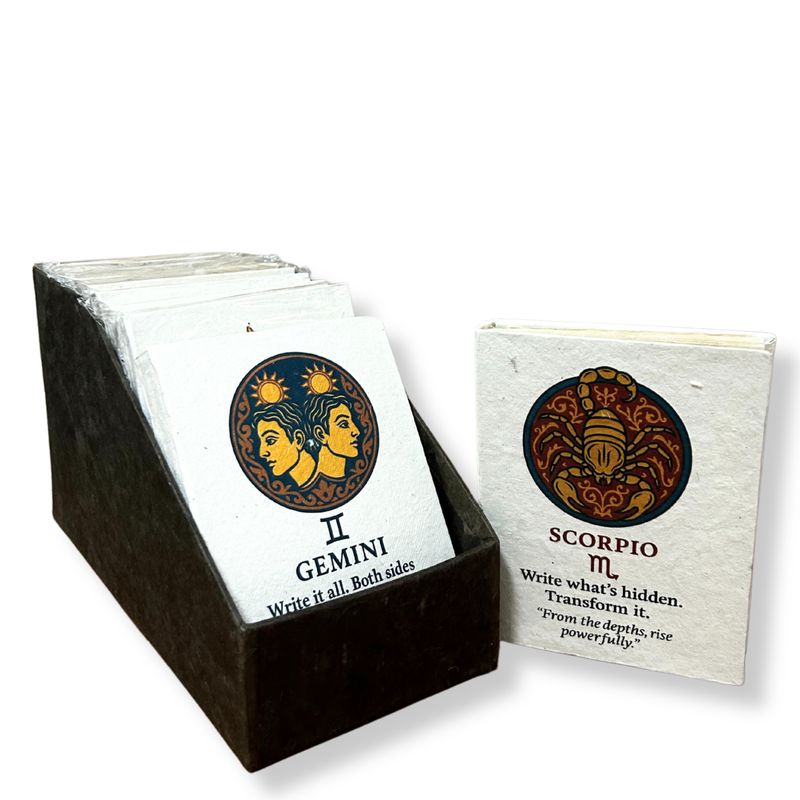 Notizbücher im Med-Tibet-Stil mit Sternzeichen – (12 x 8 cm) – 40 Blätter (12 x verschiedene Designs) – in einer Vitrine