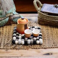 Quadratisches Tischset mit Filzkugeln, 20 cm, mehrfarbig, Grau