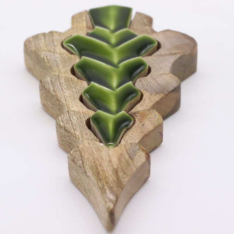Lost in the Forrest – Kleine Holzdekoration „Baum im Baum“ – 15 x 10 cm