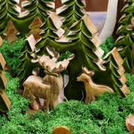 Lost in the Forest – Zwei Hirsche im Wald, 3D-Holzdekoration – 18 x 23 cm