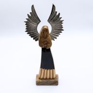 Großer Schutzengel aus Mangoholz, Metallflügel und Emaille-Details – 40 cm