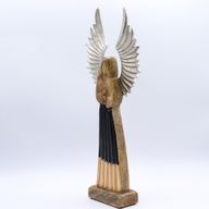 Großer Schutzengel aus Mangoholz, Metallflügel und Emaille-Details – 40 cm